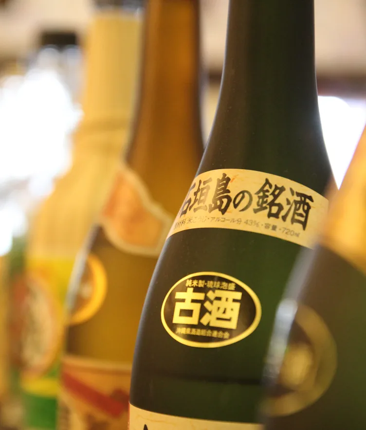 棚に並ぶ八重山の泡盛