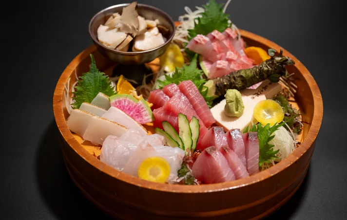 石垣牛と海鮮を盛り込んだ御膳