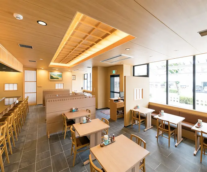 ゆったり寛げる落ち着いた店内