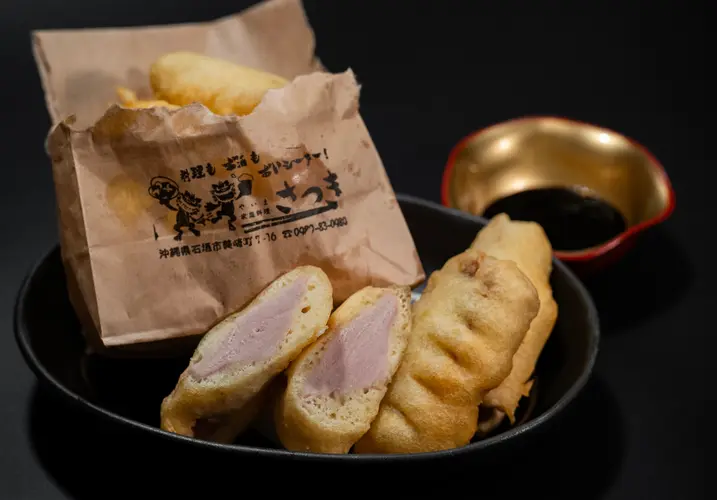 紙袋に入った天ぷらの盛り合わせ