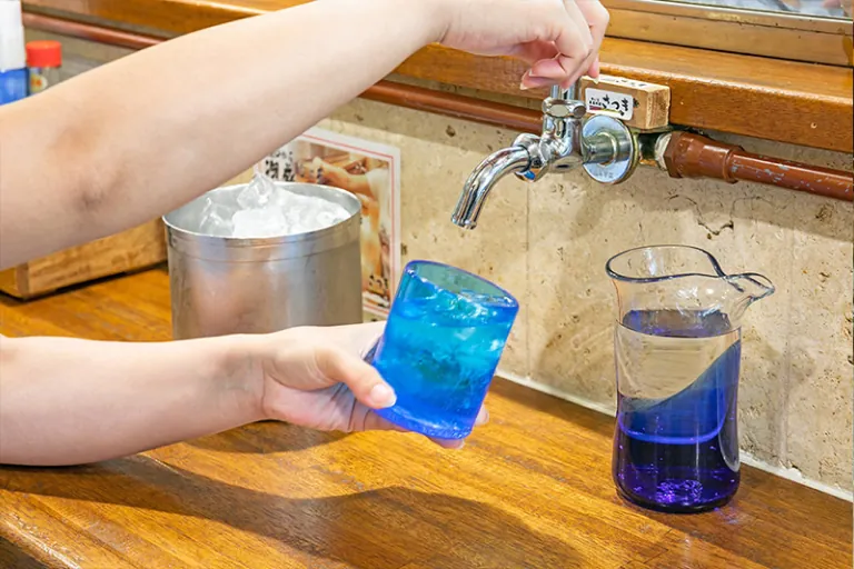泡盛を注ぐ様子