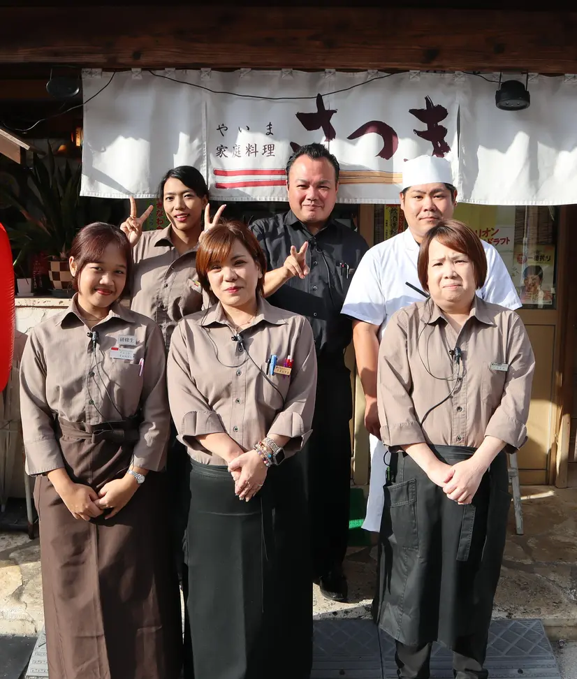 やいま家庭料理さつきの店舗前に並ぶスタッフ