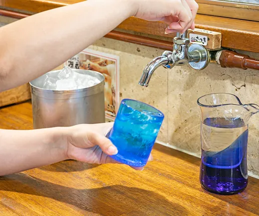 カウンターの蛇口から注がれる泡盛