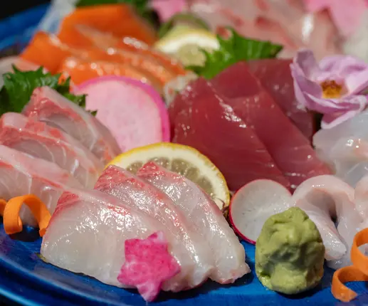 新鮮な魚介の刺身盛り合わせ